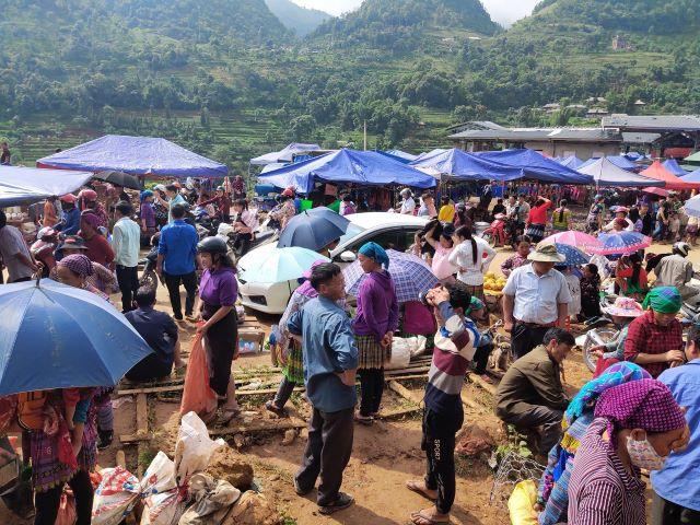 Hòa mình vào các phiên chợ vùng cao - Ảnh từ Tiến Thịnh Phạm