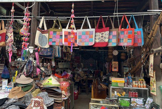 Các sản phẩm được làm từ thổ cẩm rất đẹp và độc đáo tại Bản Lác - Ảnh sưu tầm