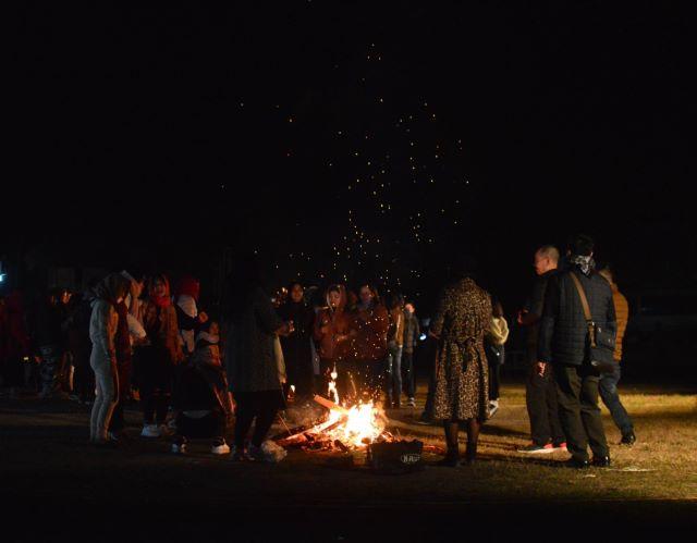 Giao lưu văn nghệ, đốt lửa trại,... cùng người bản địa ở Bản Lác - Ảnh Nguyễn Tùng