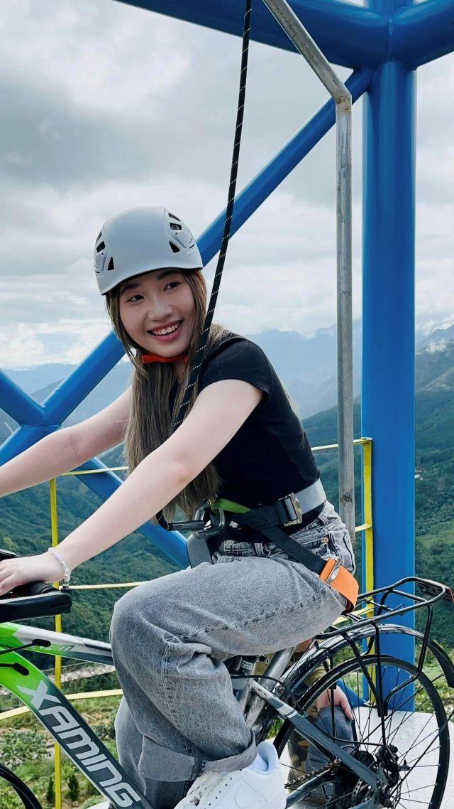 Hay trải nghiệm đi xe đạp trên dây cáp treo lơ lửng giữa không trung - Ảnh sưu tầm