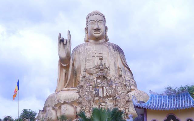 Tìm về chốn an yên tại Quần thể tâm linh Chùa Thiêng Thác Vàng