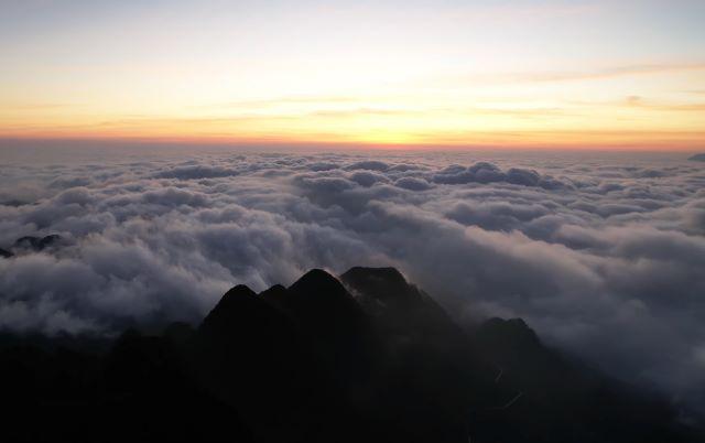 Đón bình minh, săn mây trên đỉnh ở Hang Kia - Pà Cò