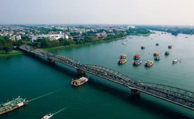 Dòng sông Hương chảy ngang qua cầu Trường Tiền - Ảnh từ Tung Tăng TV