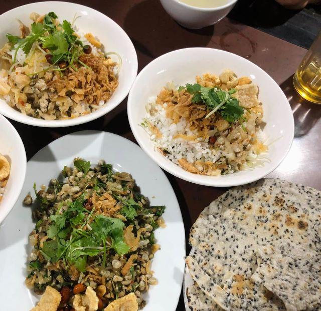 Thưởng thức cơm hến, đặc sản ở Huế mộng mơ - Ảnh từ Hura Nguyen
