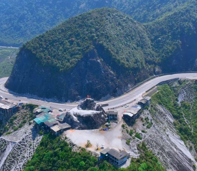 Đèo Thung Khe hay còn được gọi là đèo Đá Trắng - Ảnh sưu tầm