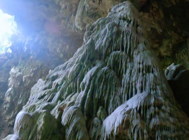 Hang chiều nổi bật với những khối đá có hình thù độc đáo - Ảnh sưu tầm