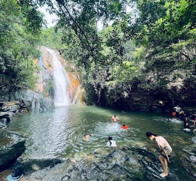 Trải nghiệm tắm dưới làn nước mát lạnh tại chân Thác Bạc Tam Đảo - Ảnh sưu tầm