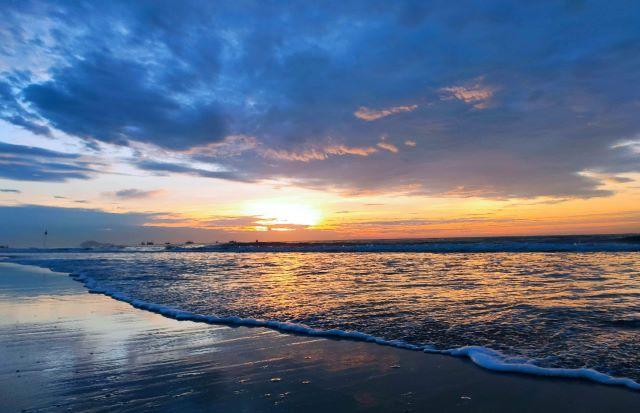 Hoàng gôn trên biển Hải Tiến - Ảnh sưu tầm