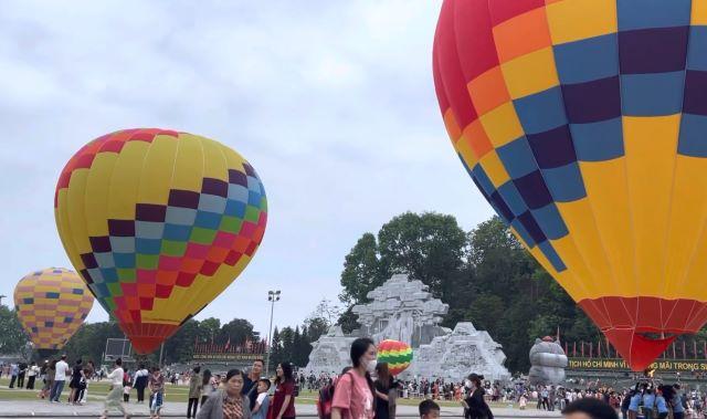 Tham dự Lễ hội Khinh khí cầu quốc tế Tuyên Quang vào cuối tháng 4 – đầu tháng 5 hàng năm - Ảnh sưu tầm