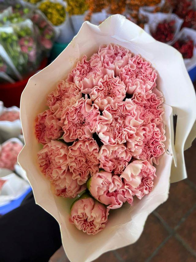 Đà Lạt được mệnh danh là TP ngàn hoa nên bạn có thể mua bó hoa tươi về làm quà - Ảnh từ Hoa tươi Thắng Khanh