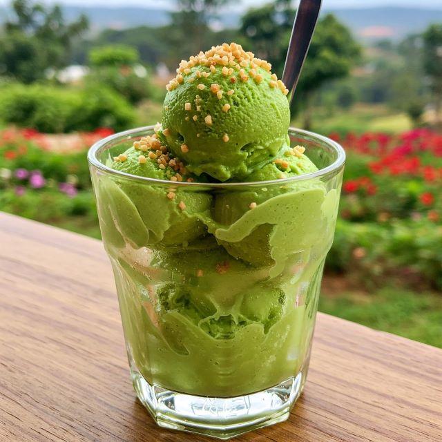 Thưởng thức ly kem bo mát lạnh tại Đà Lạt cũng là một trải nghiệm ẩm thực đáng nhớ
