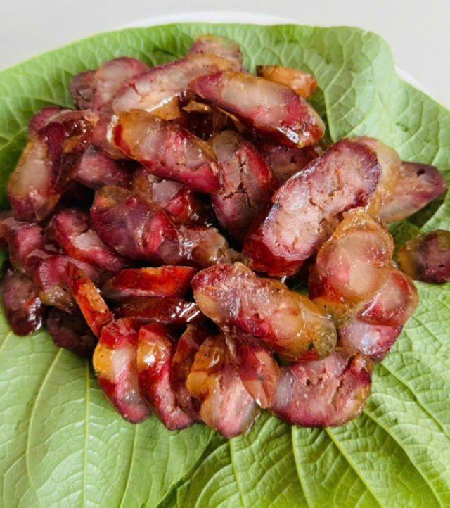 Lạp xưởng Bắc Kạn được làm thừ thịt lợn đen - Ảnh từ Thu Hà