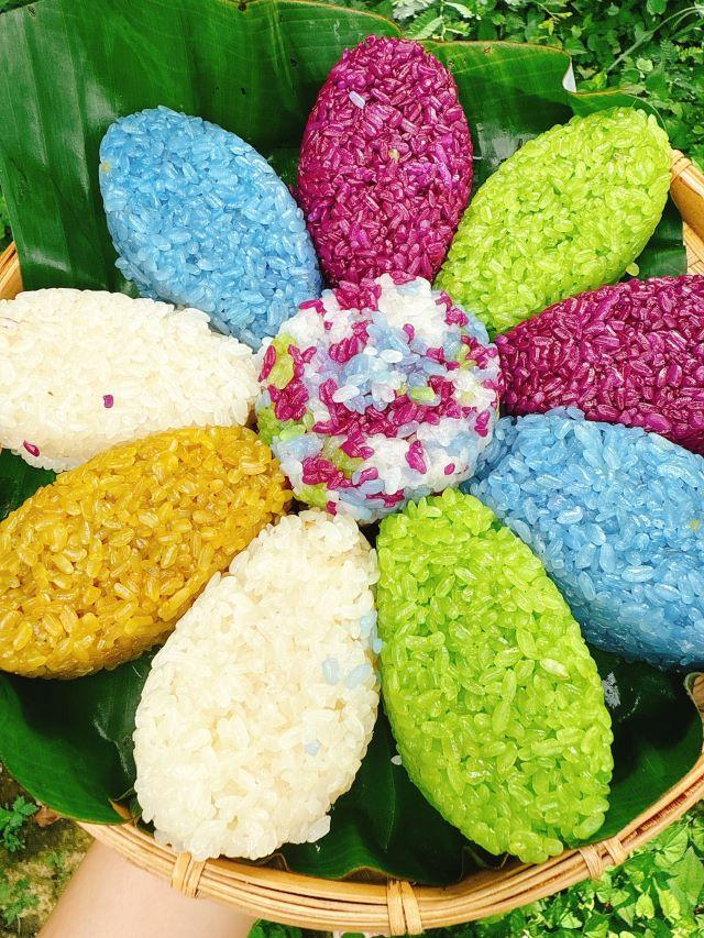 Thưởng thức xôi ngũ sắc - Ảnh sưu tầm