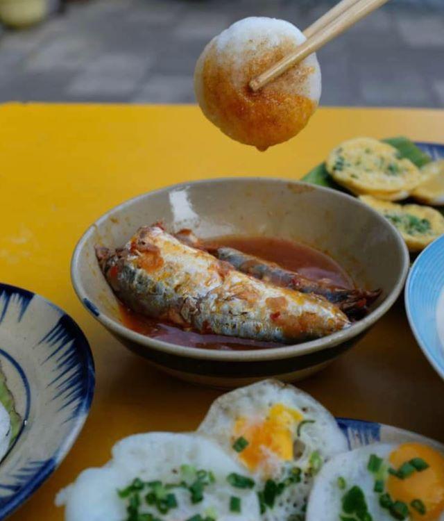 Thưởng thức bánh căn Phan Thiết - Ảnh từ Thanh Phương