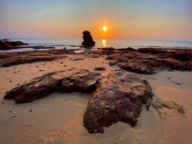 Ngắm hoàng hôn trên bãi Ông Lang Phú Quốc - Ảnh từ Mỹ Hạnh