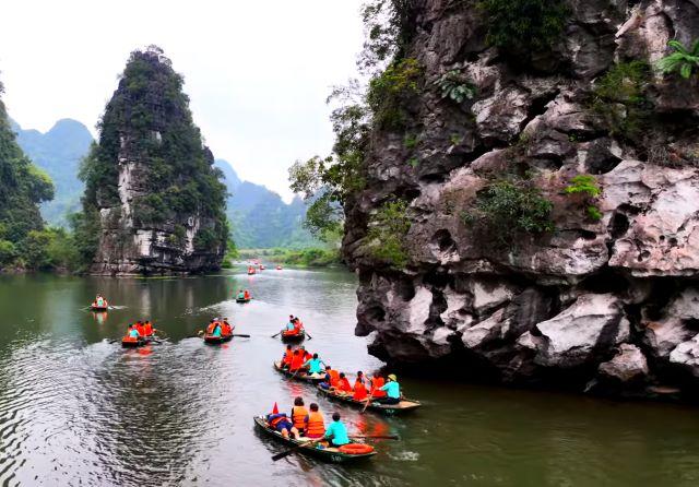 Chèo thuyền xuyên hang động - một hoạt động đáng trải nghiệm khi đến Tràng An - Ảnh sưu tầm