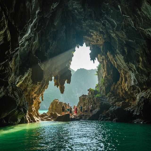 Cùng khám phá vẻ đẹp các hang động ở Vịnh Hạ Long