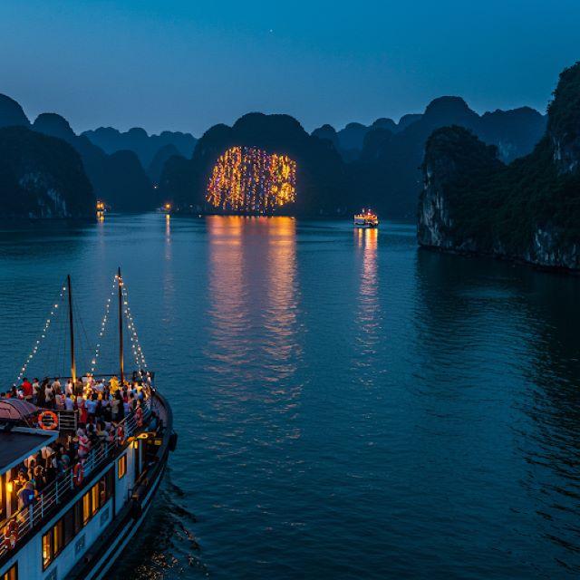 Vịnh Hạ Long vào ban đêm rất huyền ảo