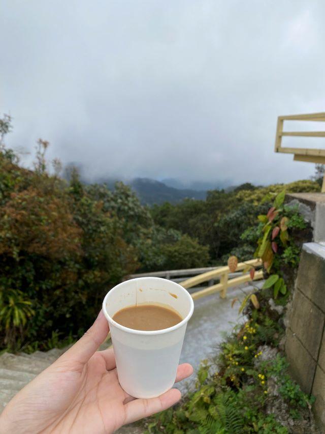Thưởng thức cafe trên đỉnh Bạch Mã - Ảnh từ Lin Lê