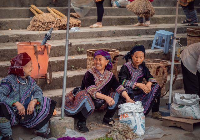 Giao lưu, chụp ảnh văn hóa cùng người dân tại chợ - Ảnh sưu tầm