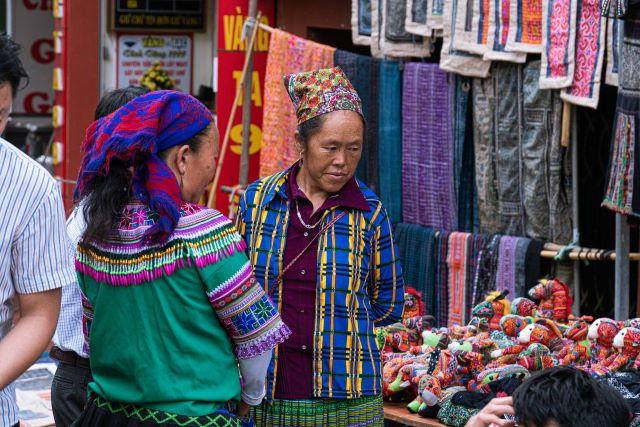 Mua sắm thổ cẩm, đồ thủ công tại chợ phiên Bắc Hà - Ảnh từ Nguyễn Gia Bảo