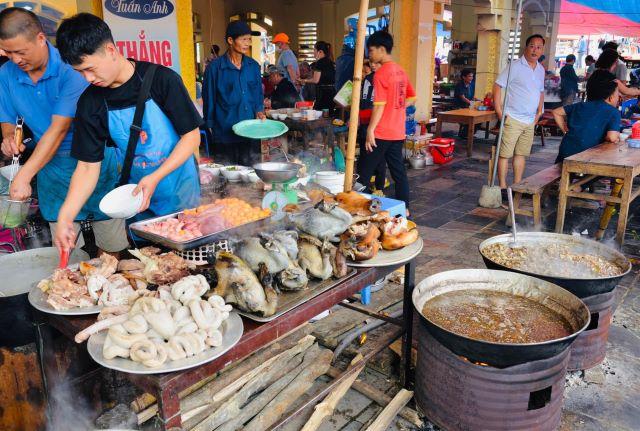 Thưởng thức ẩm thực tại chợ phiên Băc Hà - Ảnh từ Khue Huy Do