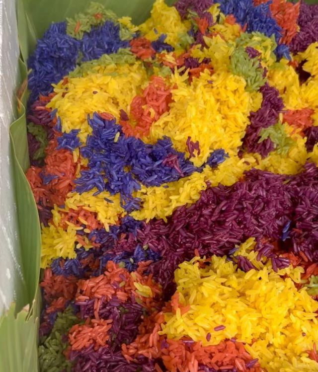 Thưởng thức xôi màu sắc tại chợ phiên Bắc Hà - Ảnh sưu tầm