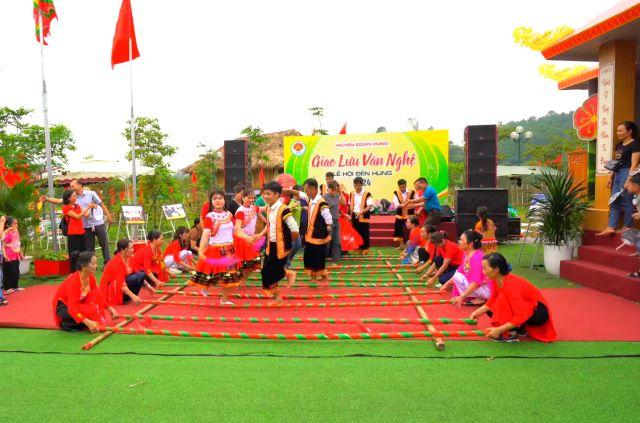 Tham gia vào các hoạt động vui chơi ở phần Hội khi đến dự các lễ đền Hùng