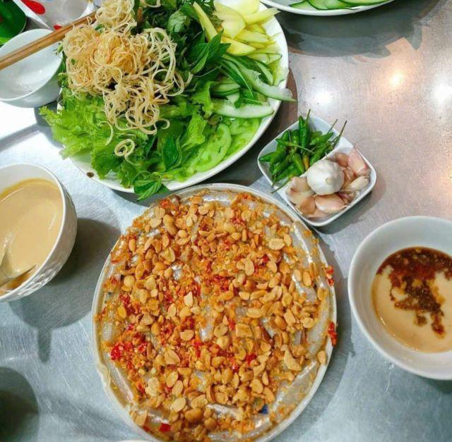 Thưởng thức gỏi cá mai - Ảnh sưu tầm