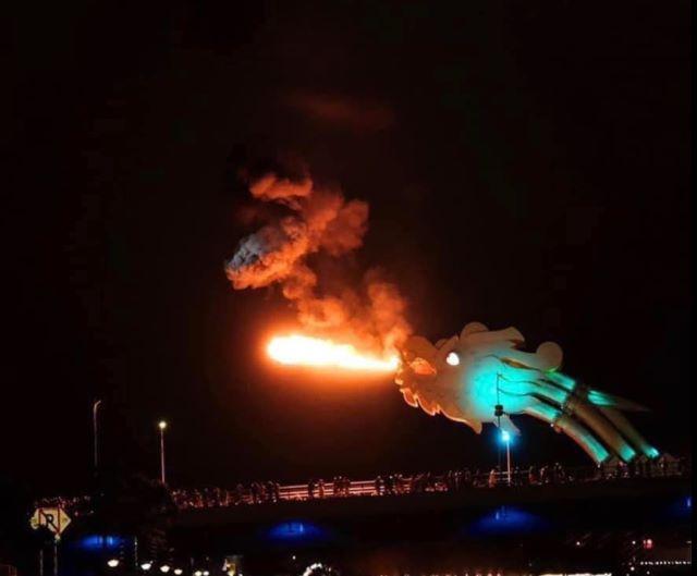 Ngắm nhìn cầu rồng phun lửa, phun nước vào mỗi tối cuối tuần - Ảnh từ Phan Minh Tuyết