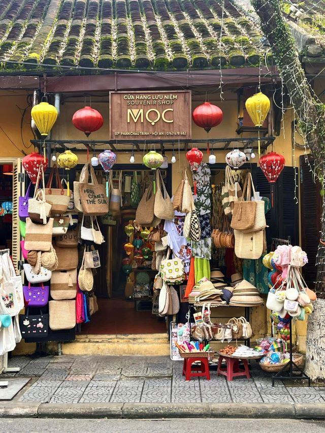 Ghé các cửa hàng quà lưu niệm để mua những món quà xinh yêu trước khi về bạn nhé - Ảnh từ Nguyễn Thị Huyền Trang