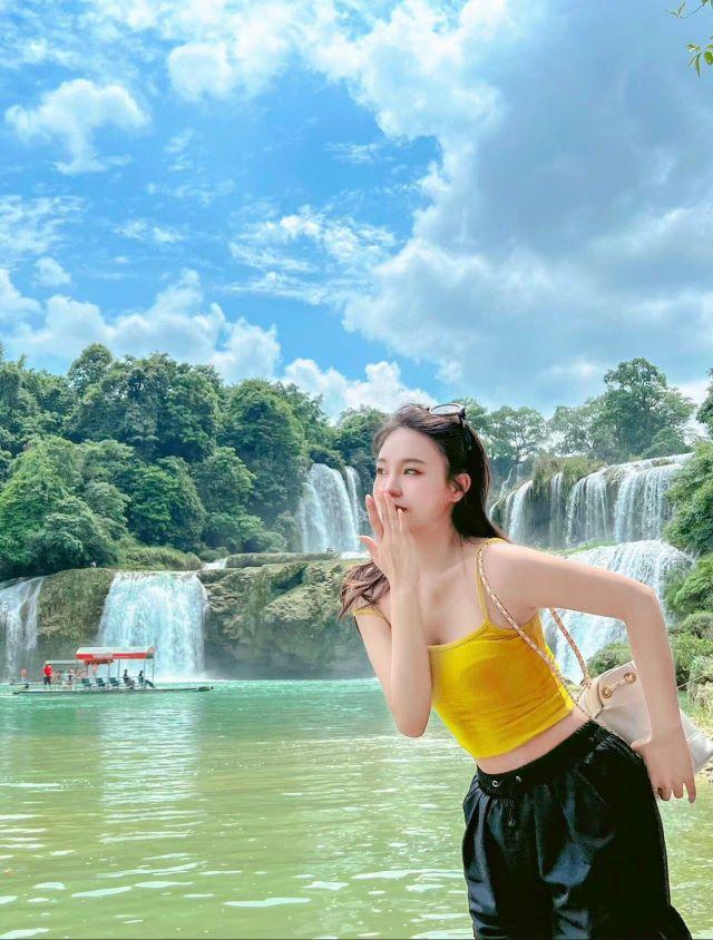 Chụp ảnh sống ảo ở thác Bản Giốc - Ảnh từ Diệp Nhím