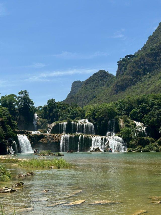 Đi thuyền ngắm cảnh ở thác Bản Giốc - Ảnh sưu tầm