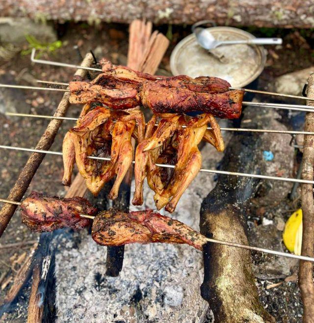 Thưởng thức món gà nướng khi du lịch VQG Bidoup Núi Bà - Ảnh sưu tầm