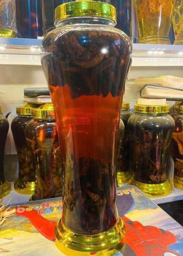 Thưởng thức rượu chuối hột rừng - Ảnh từ Hoài Thương