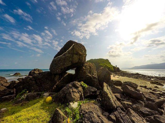 Vịnh Đầm Tre Côn Đảo nổi bật với những hòn đá lớn độc đáo - Ảnh sưu tầm