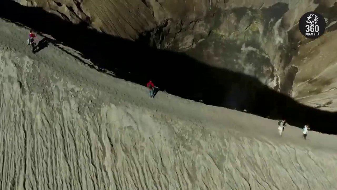 7 Bí Ẩn Rùng Rợn Có Thật Ở Việt Nam: Từ Cửa Địa Ngục Đến Ngôi Làng Ma