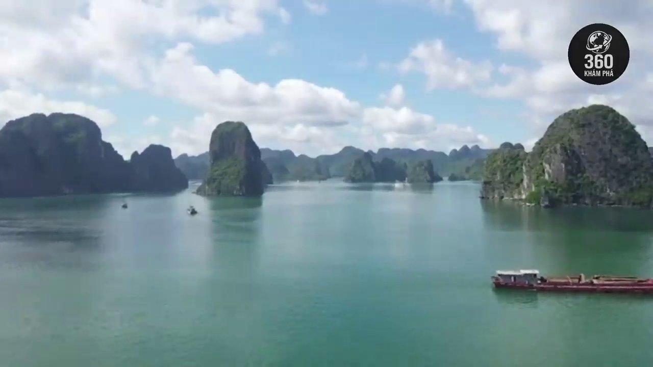 Toàn cảnh Vịnh Hạ Long hùng vĩ với hàng ngàn đảo đá vôi nhô lên từ làn nước xanh ngọc.