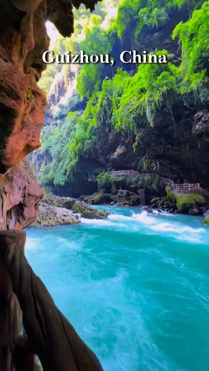 Thác nước hùng vĩ tại Guizhou đổ xuống hồ nước trong xanh, tạo nên cảnh tượng ngoạn mục.