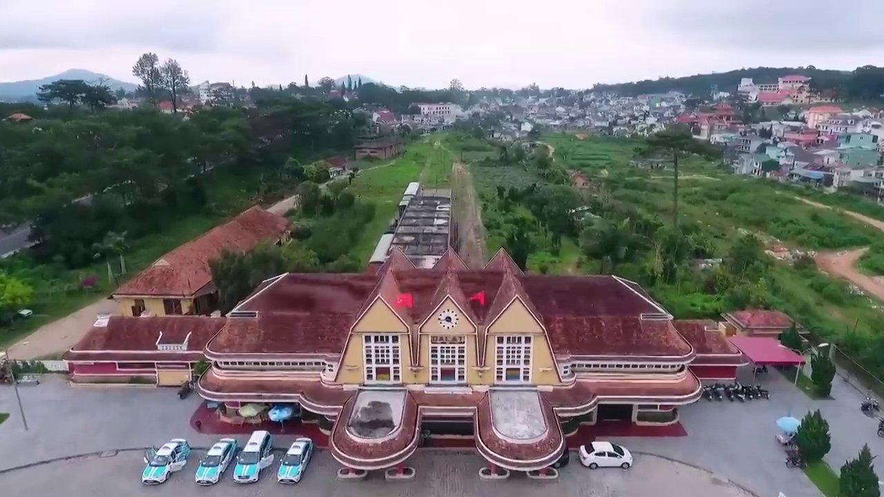 Một quả địa cầu nhỏ bằng thủy tinh nằm giữa sa mạc, tạo nên hình ảnh ẩn dụ đầy ấn tượng về sự mong manh và kỳ diệu của hành tinh.