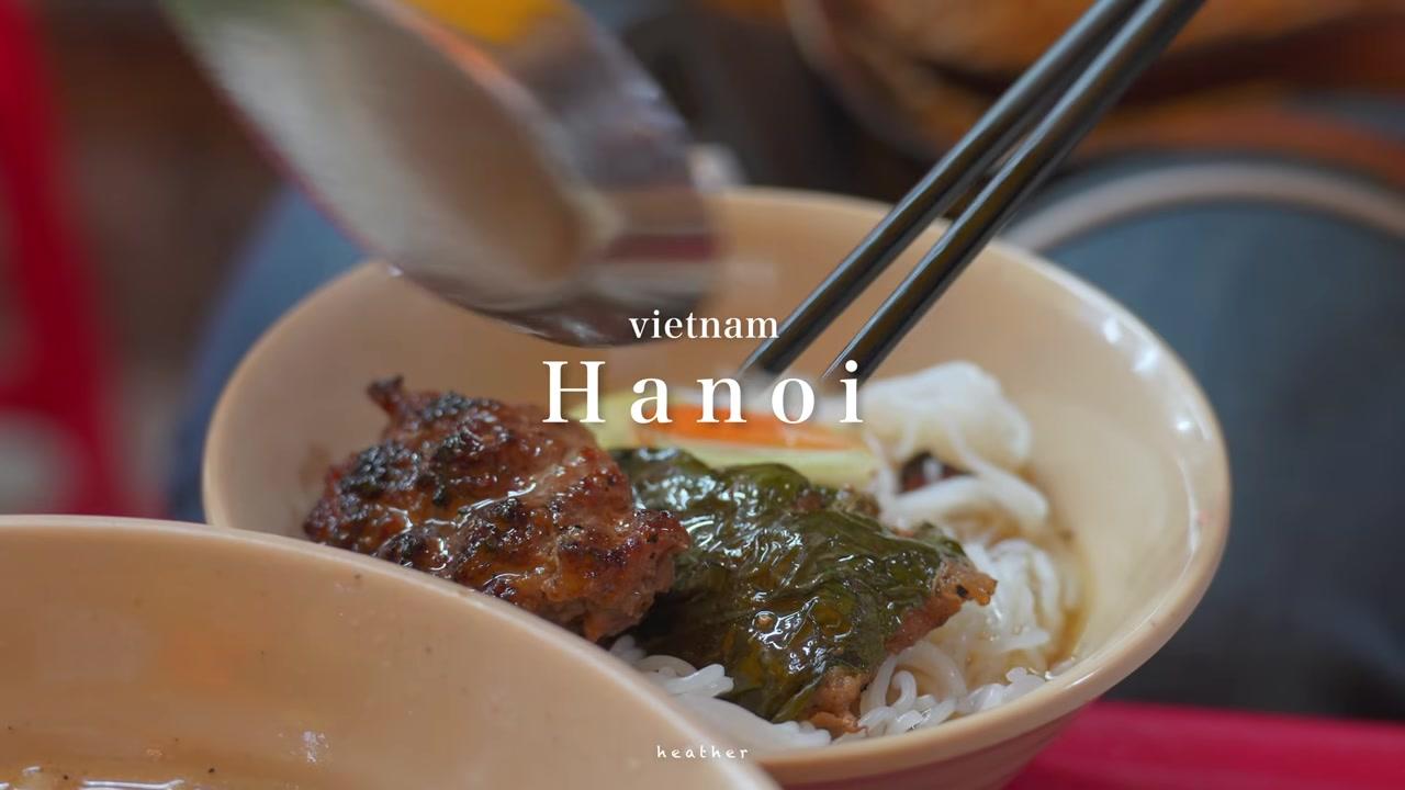 Gian bếp nhỏ với các đầu bếp mặc đồng phục xanh lá, đang tập trung chuẩn bị những món ăn tươi ngon.