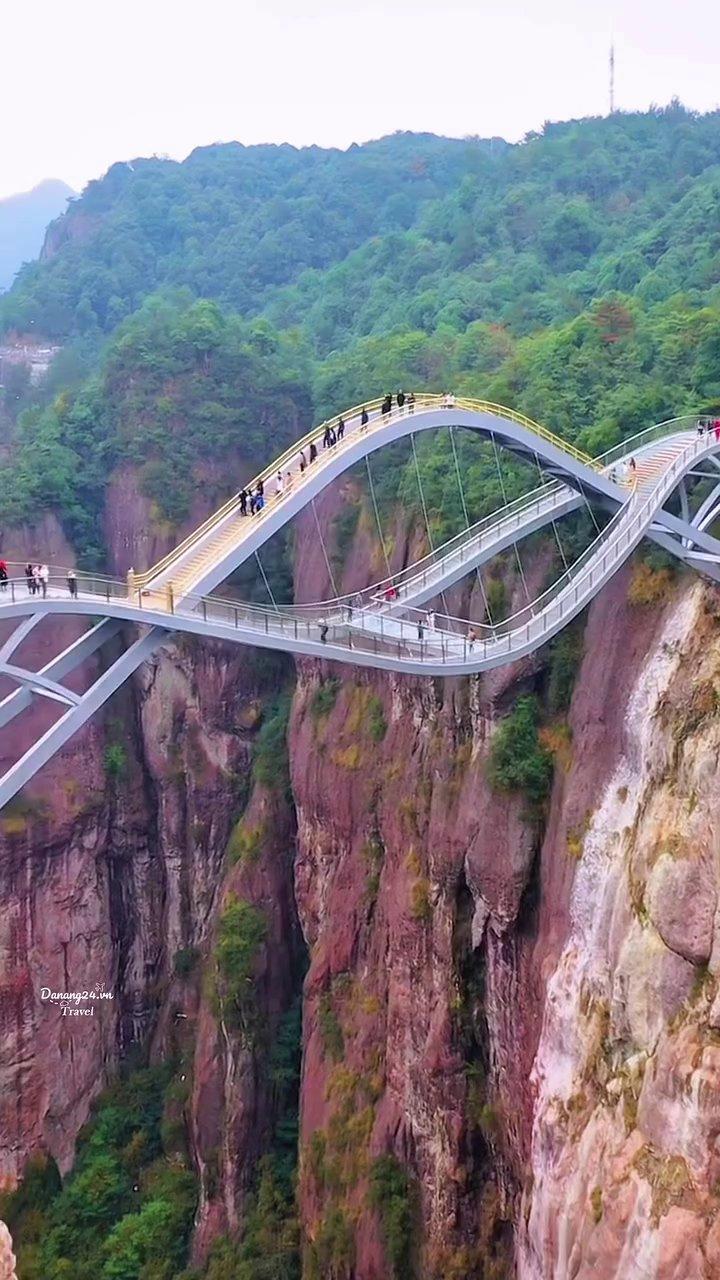 Toàn cảnh thang máy Bách Lâu dựng đứng trên vách núi đá hiểm trở tại Trương Gia Giới.