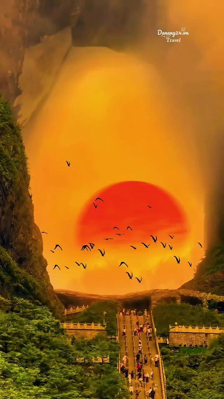 Toàn cảnh hùng vĩ của Cổng Trời Thiên Môn nhìn từ xa, một lỗ hổng tự nhiên khổng lồ xuyên qua núi.