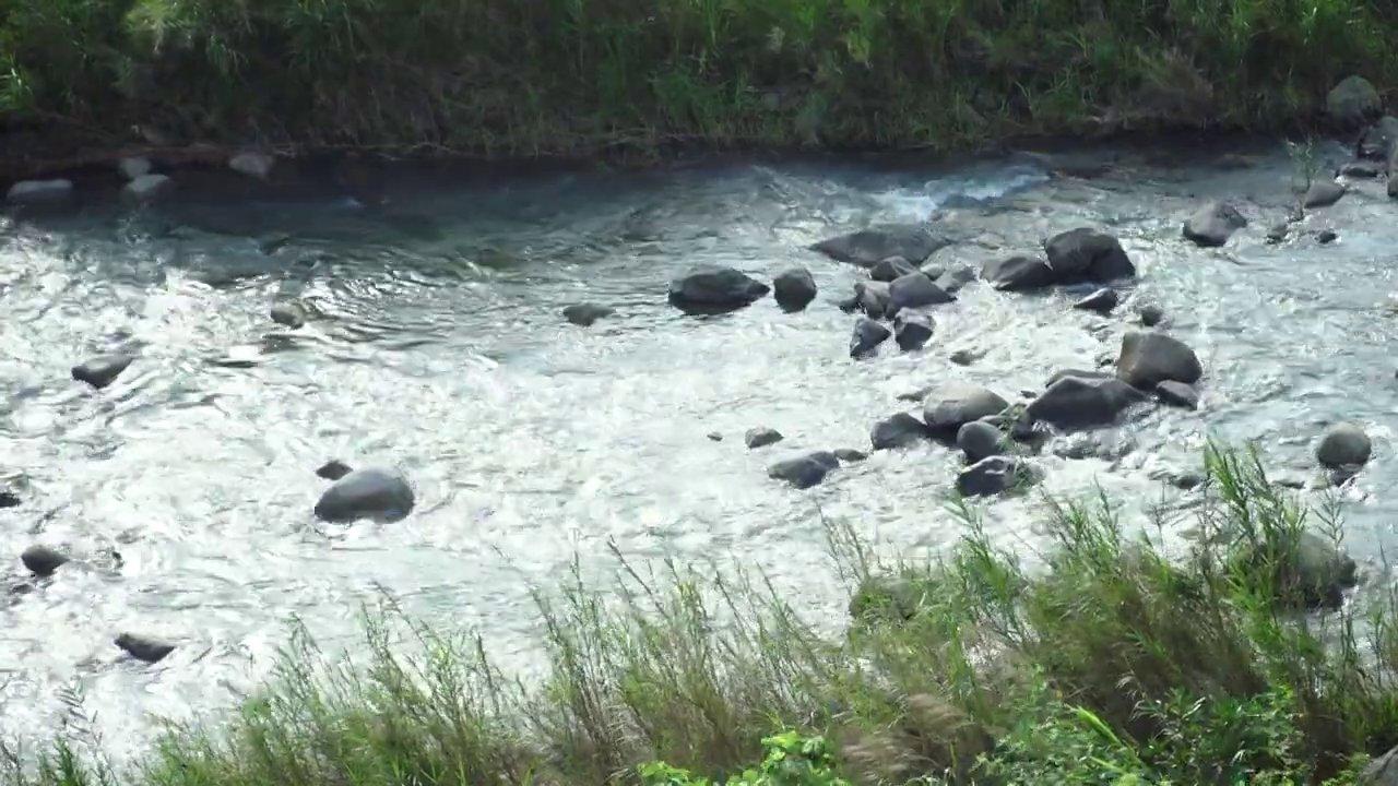 Toàn cảnh huyện Bình Liêu nhìn từ trên cao với những dãy núi trùng điệp và thung lũng xanh mướt.