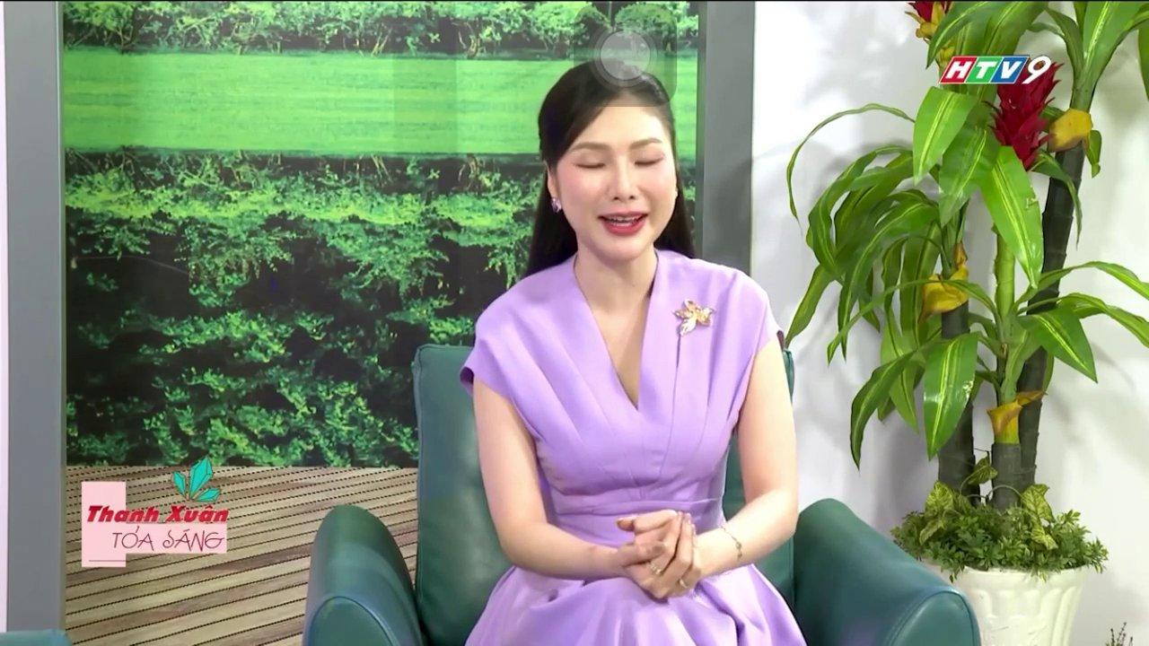 Một người đang đứng trên đỉnh đồi, nhìn về phía chân trời xa, thể hiện cảm giác vừa mệt mỏi vừa thư thái sau chuyến đi.