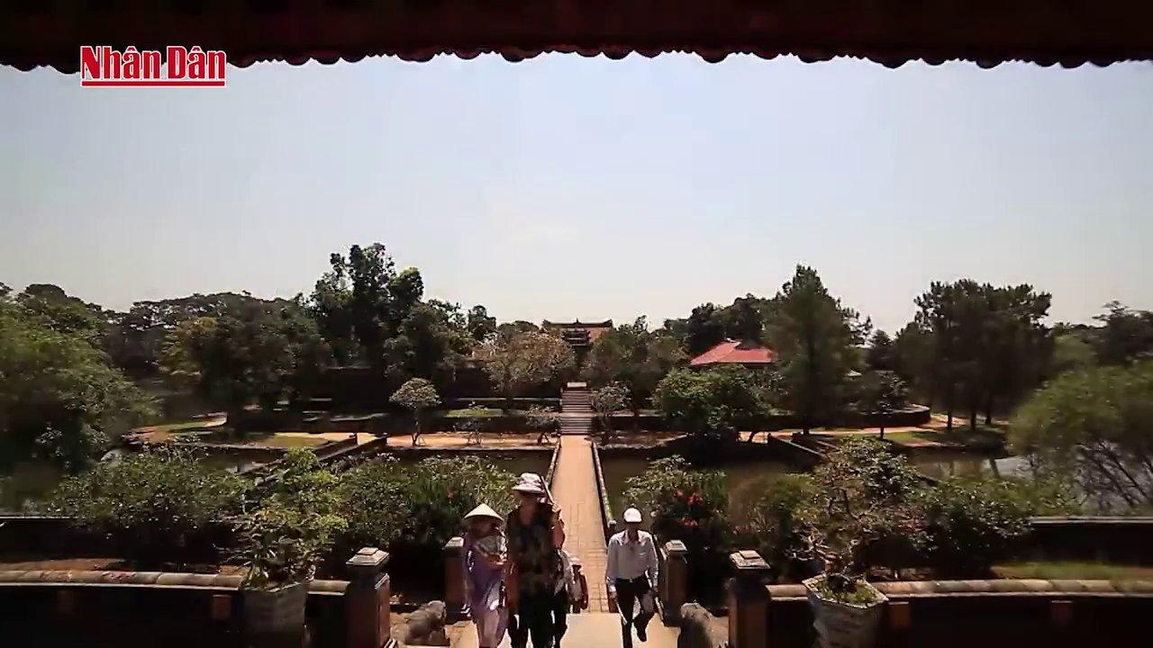 Toàn cảnh khu vực di tích với những bức tường thành cổ kính, minh họa cho quy mô và dấu ấn thời gian.