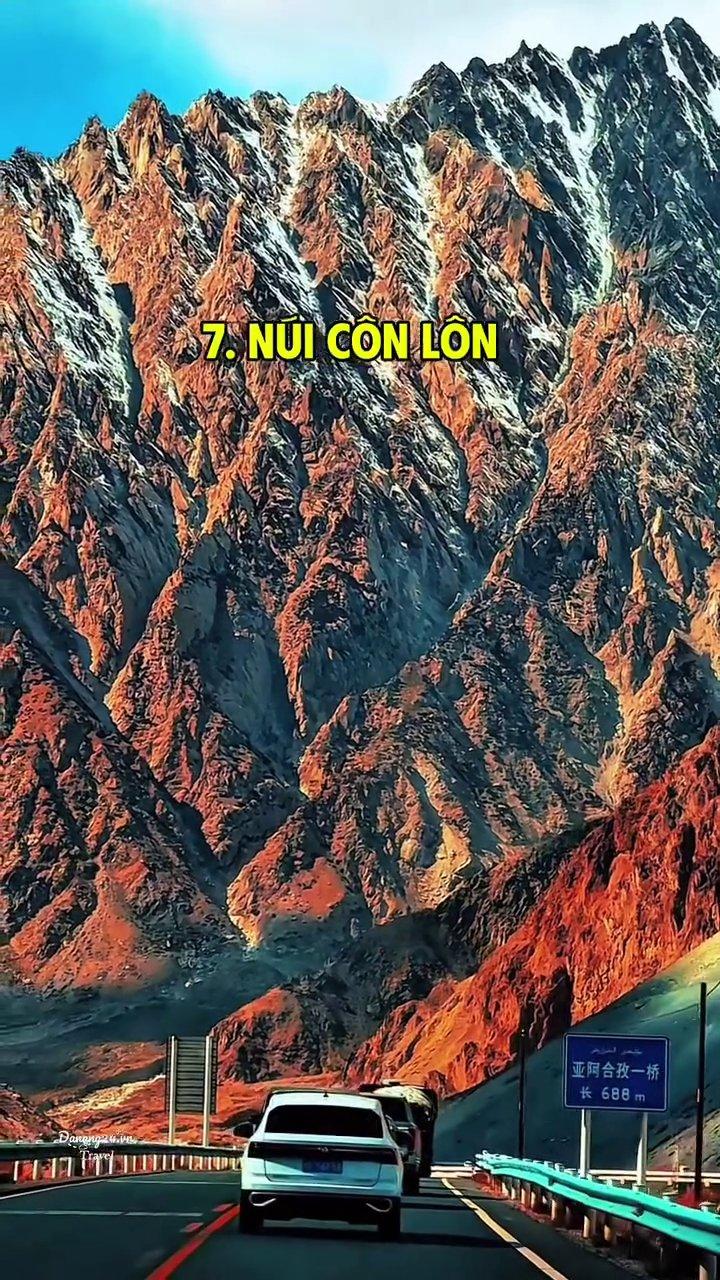 Hồ Mối Châu phẳng lặng như gương, phản chiếu hình ảnh Cố Cung (Tử Cấm Thành) ở phía xa.