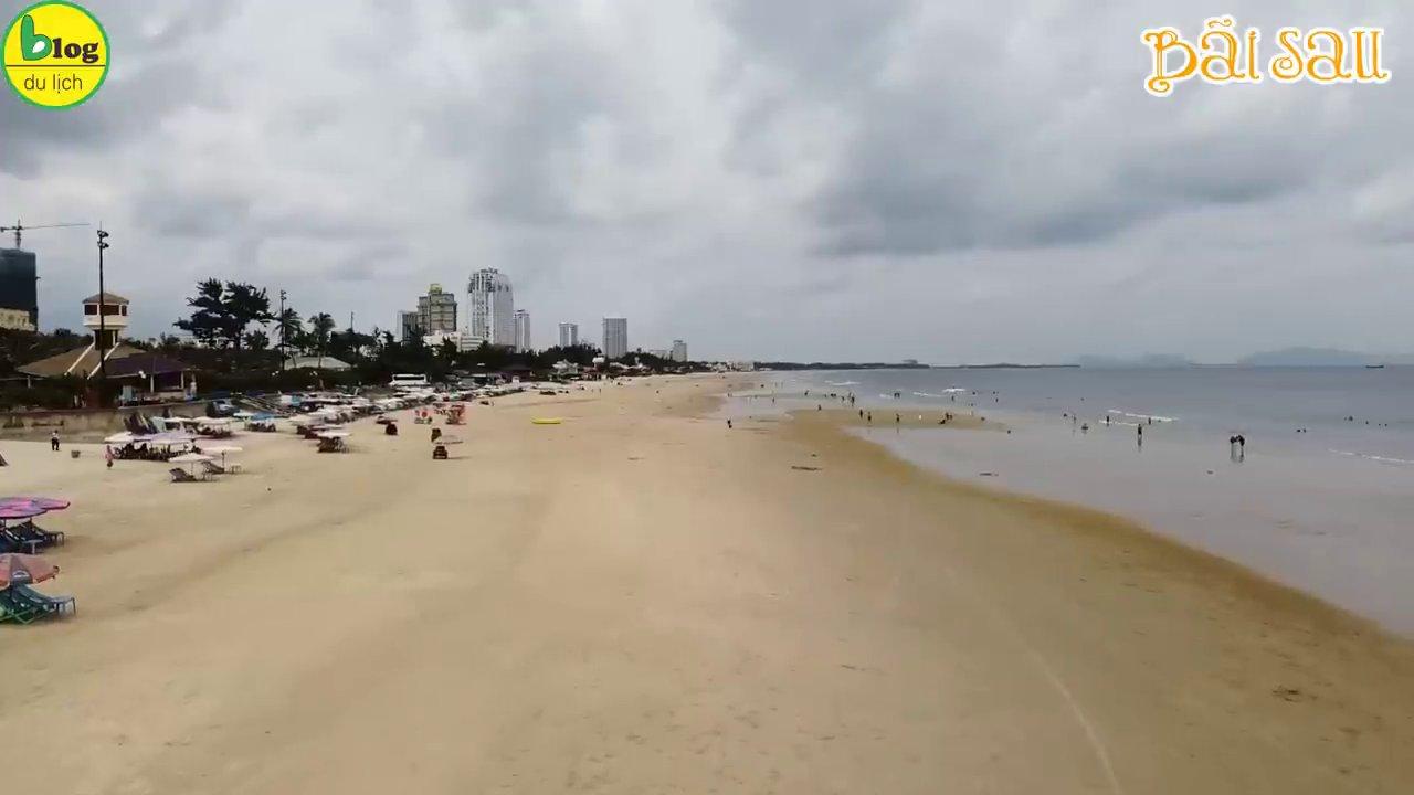 Bãi Sau Vũng Tàu với bờ cát trải dài và làn nước trong xanh.