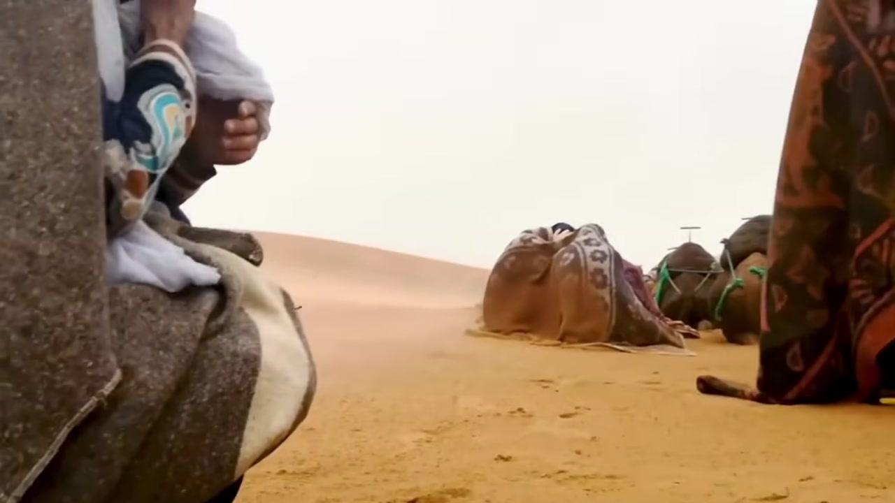 Cảnh quan đặc trưng của Gobi với biển đá khô cứng thay vì những đồi cát vàng.