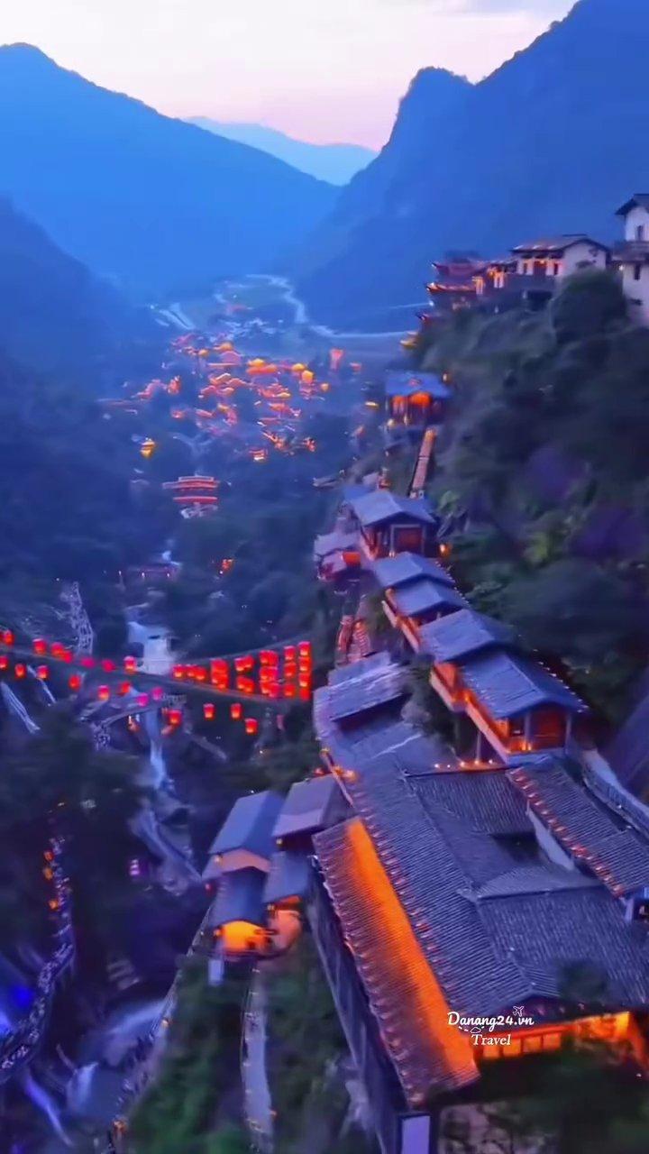 Một quán trà nhỏ ẩn mình dưới tán cây, là điểm dừng chân lý tưởng để ngắm cảnh và tận hưởng không khí trong lành.